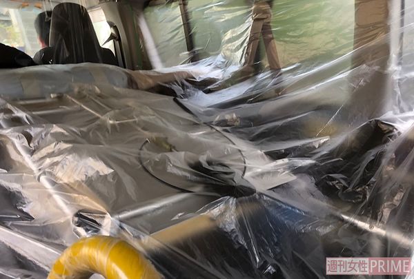 民間救急車の車内の様子。運転席と後部座席はビニールで仕切られていた　撮影／若林理央