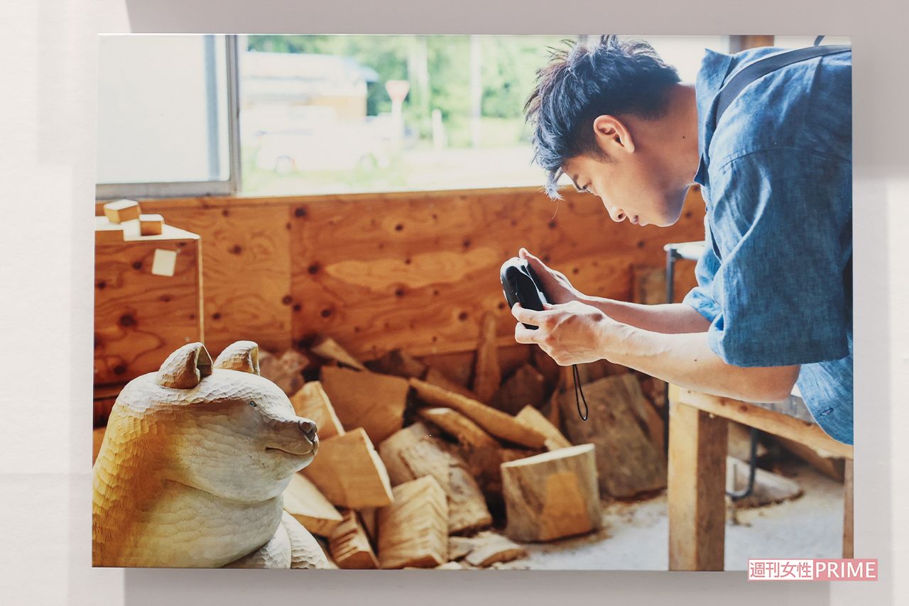 彫刻家・佐野美里さんのアトリエ（松島町）を訪れて。佐藤が心奪われた柴犬や実際に購入したチャウチャウも展示