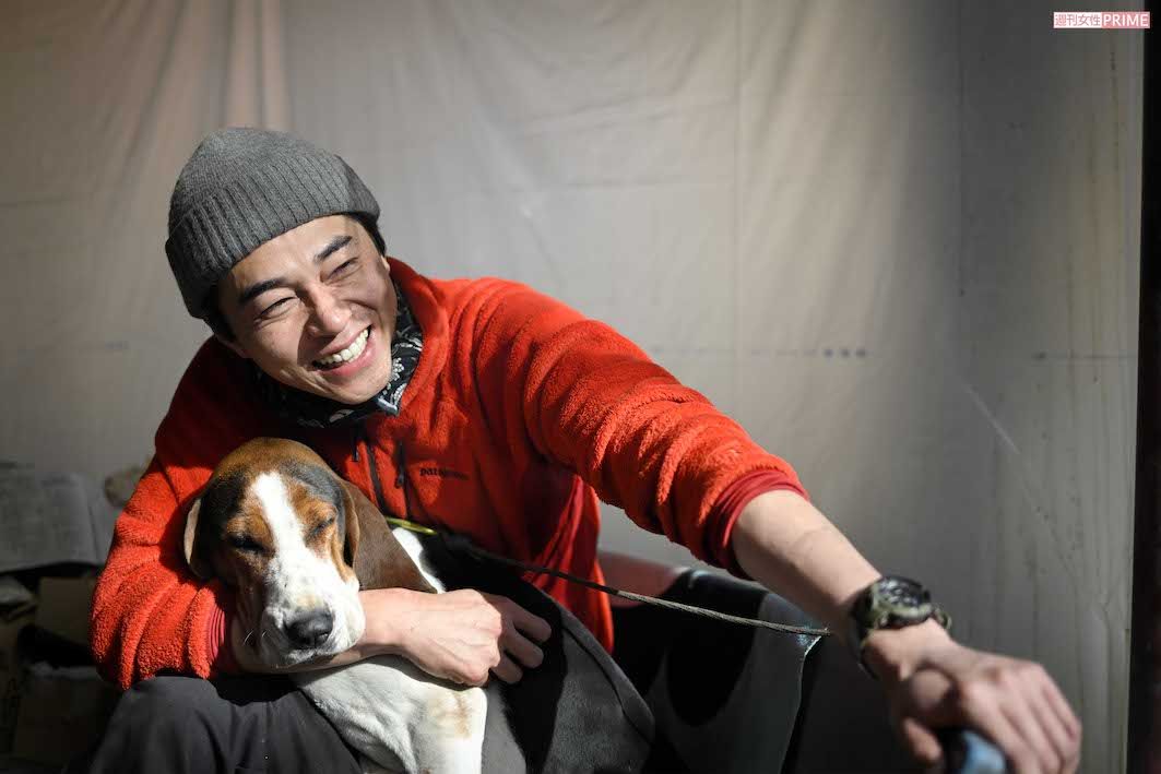 「東出さんの愛犬・しーちゃん。とても仲が良くてしーちゃんといるときはいつも笑顔。亡くなってしまった、猟師の方から引き取ったそう」（ナベちゃん）