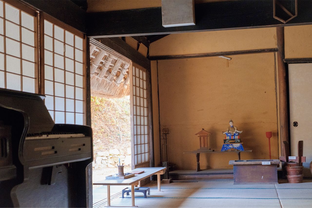 村内には茅葺き屋根の古民家が点在し、のどかな風景が広がる