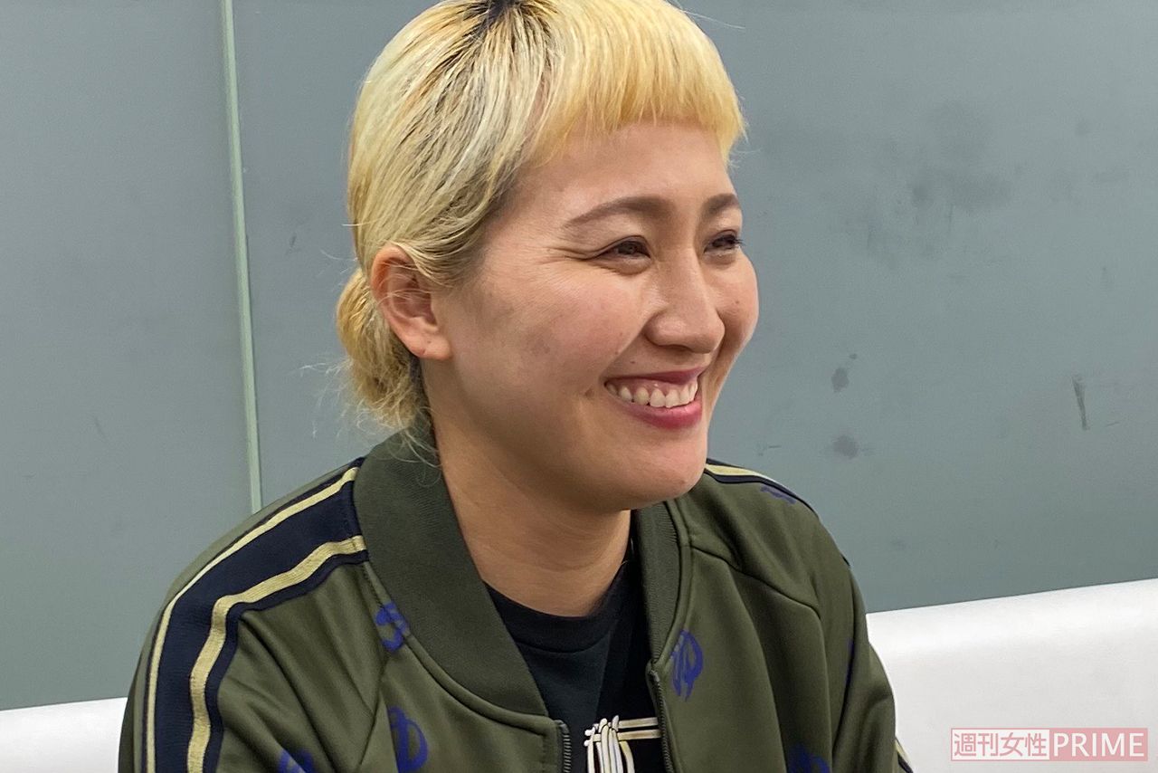 インタビュー中の丸山桂里奈