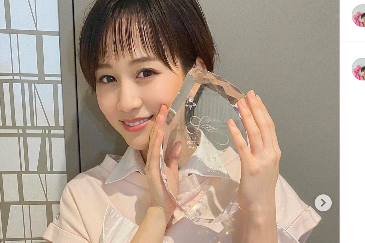 受賞を報告した前田敦子。左手には指輪がなく（atsuko_maeda_official@より）