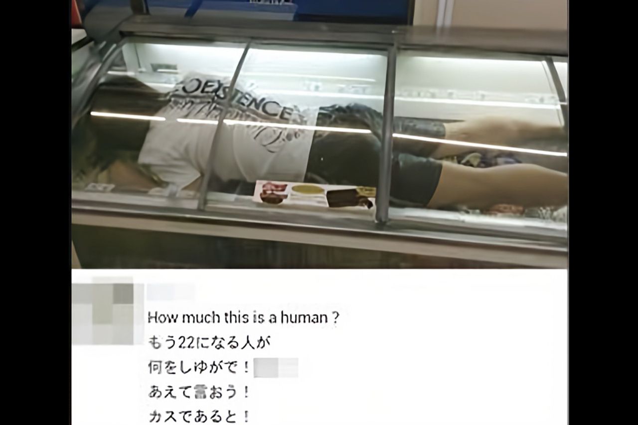 『炎上展』ポスターのモチーフになったと思われる2013年の男性コンビニ従業員のバカッター投稿（現在は削除済み）