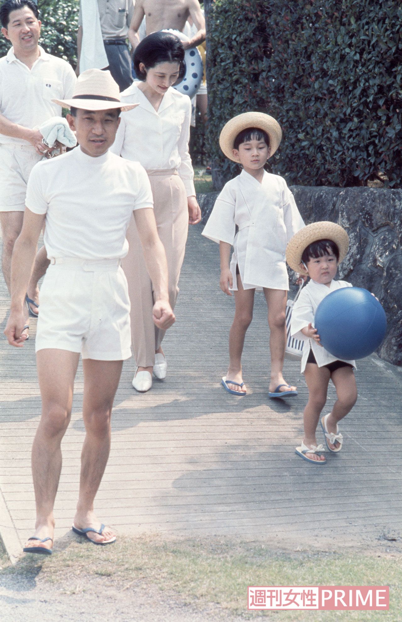 昭和43年8月、静岡・奥浜名湖に現在の天皇陛下と秋篠宮さまを連れられた上皇ご夫妻。