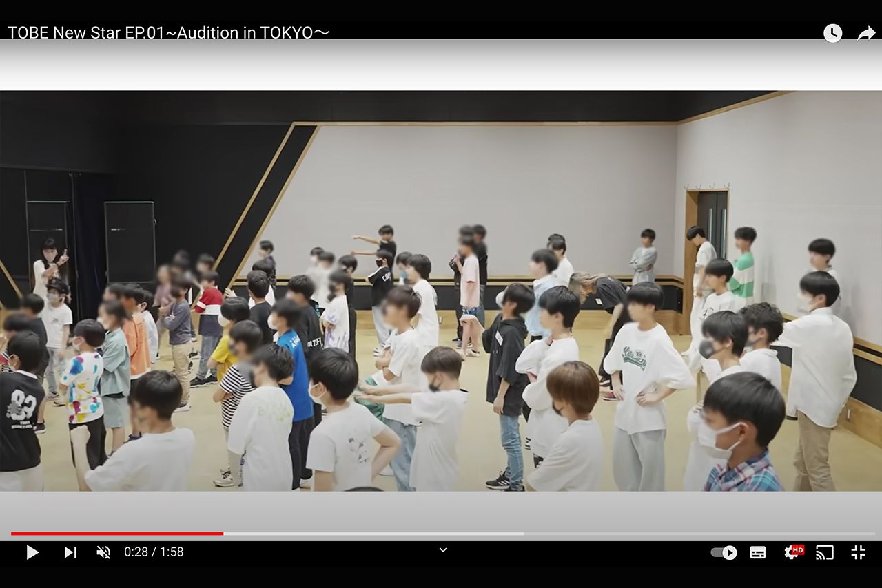 『TOBENewStarEP.01〜AuditioninTOKYO〜』での映像、集団の少年たち（『TOBE』公式YouTubeチャンネルより）