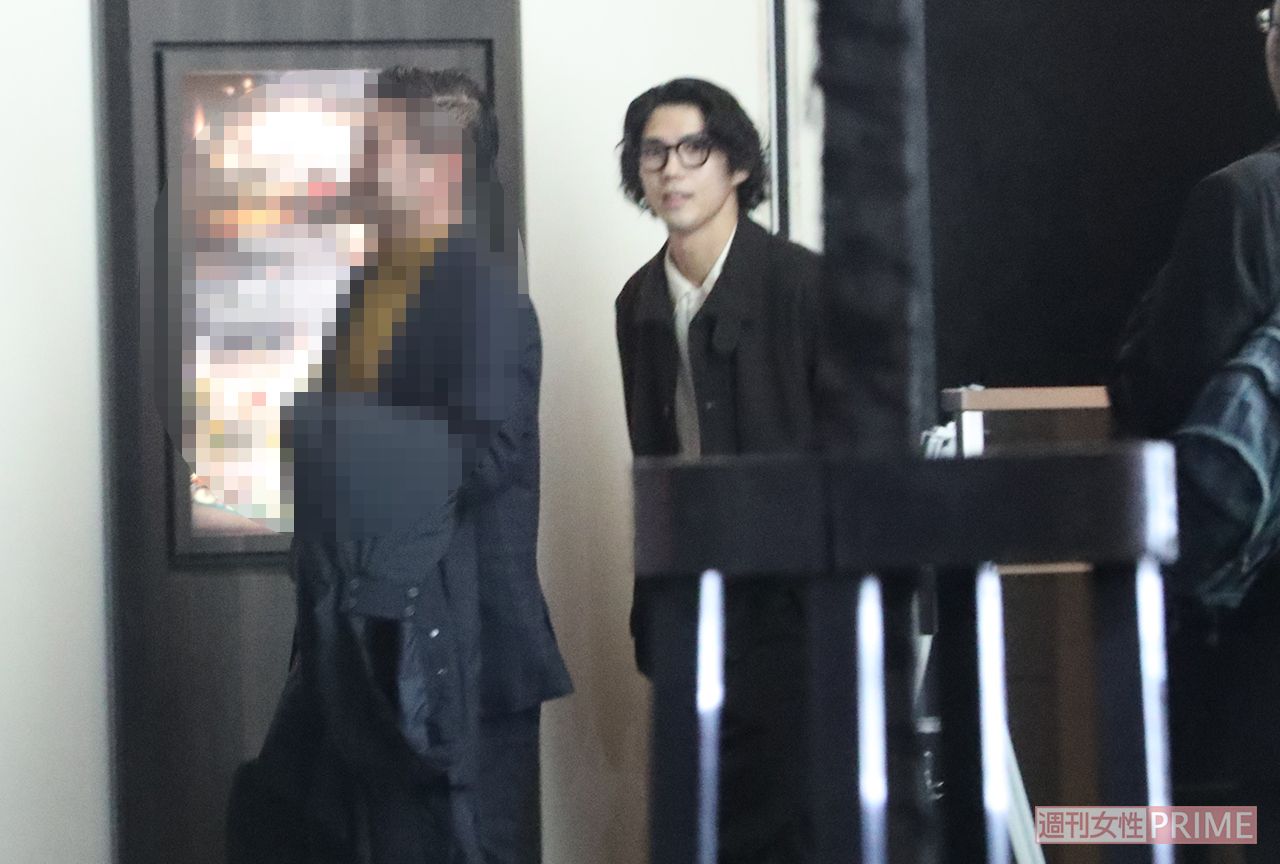 スマートな出で立ちの賀来賢人