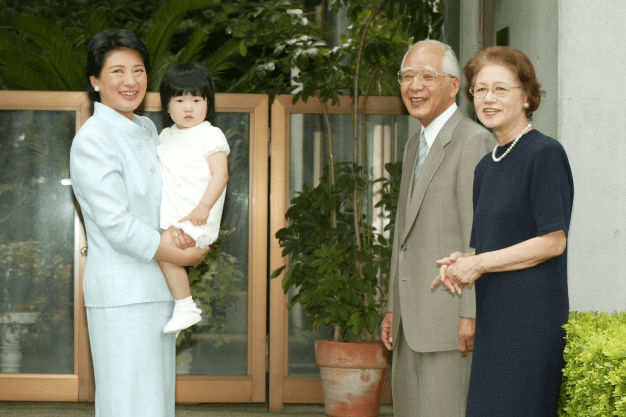 '03年9月、幼い愛子さまを連れてご実家の小和田邸に里帰りされた雅子さま。ご両親もうれしそう