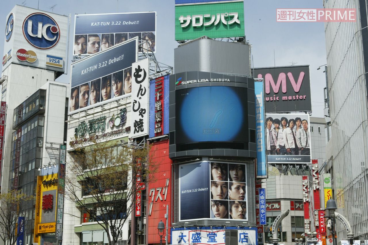 2006年にKAT-TUNがデビューした際、東京・渋谷の街が6人の顔であふれるフィーバーに