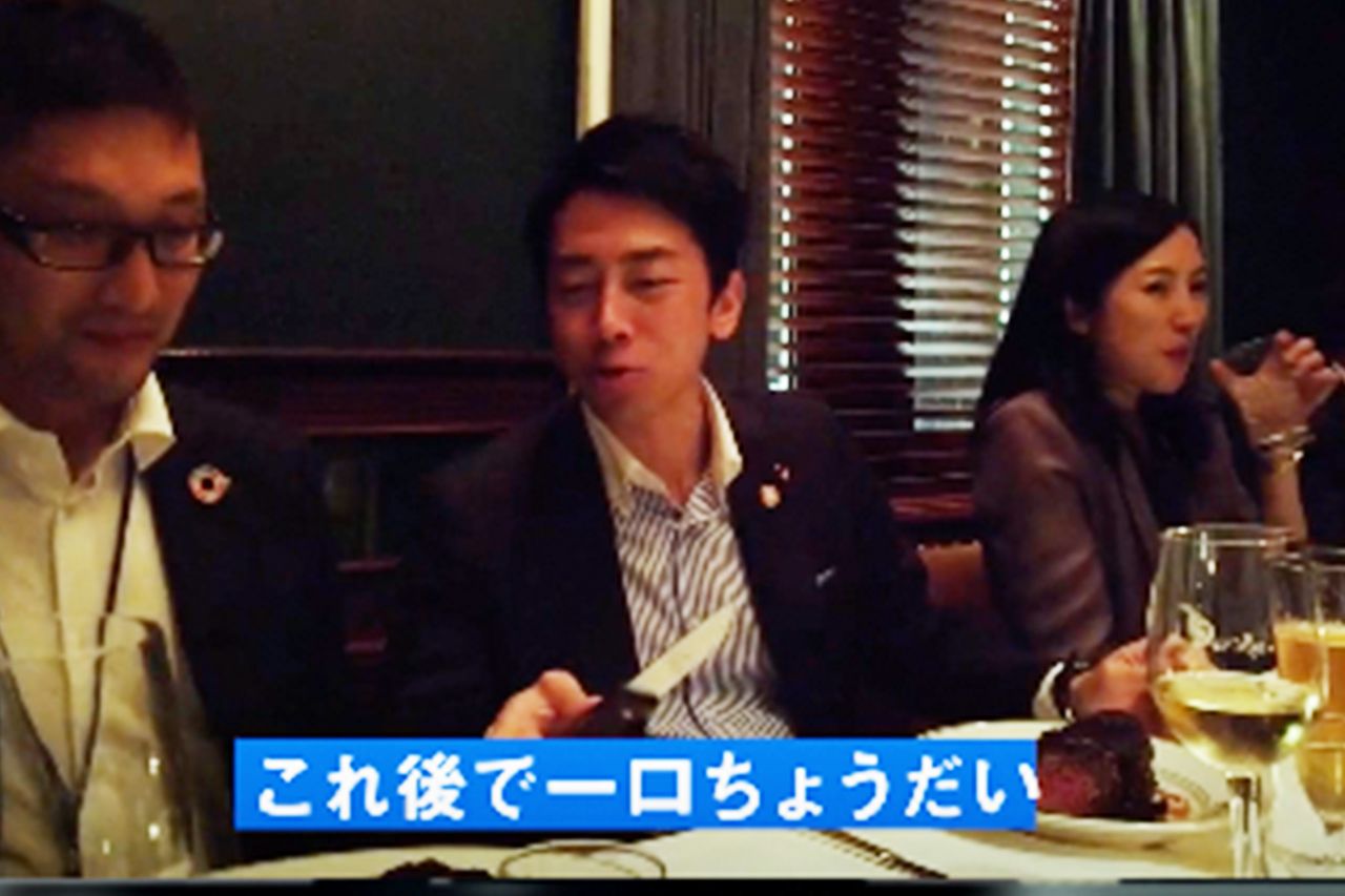 環境問題について話し合うサミットのためNYに着いた晩にステーキを頬張る小泉進次郎環境相（本人のブログより）