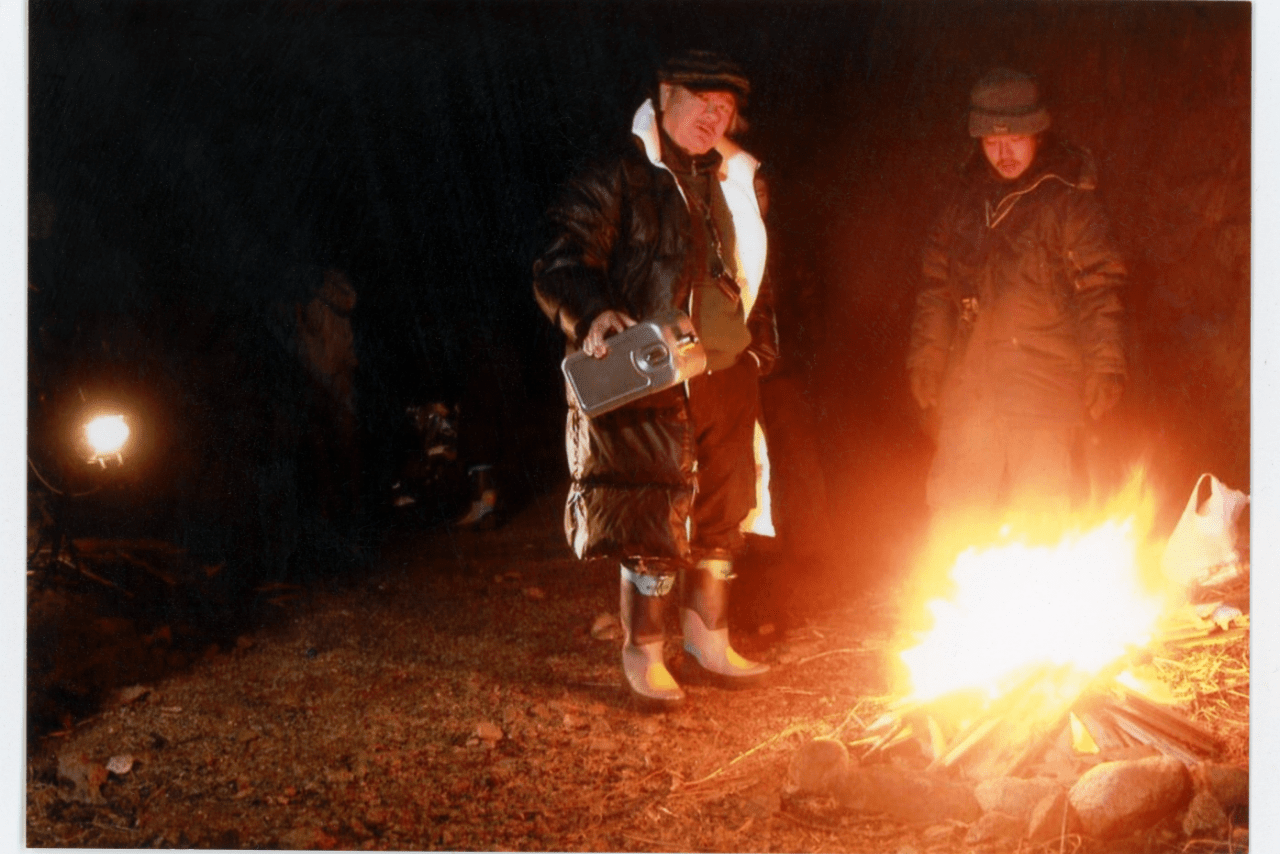 若松監督（中央）作品『17歳の風景 少年は何を見たのか』で白石は助監督を