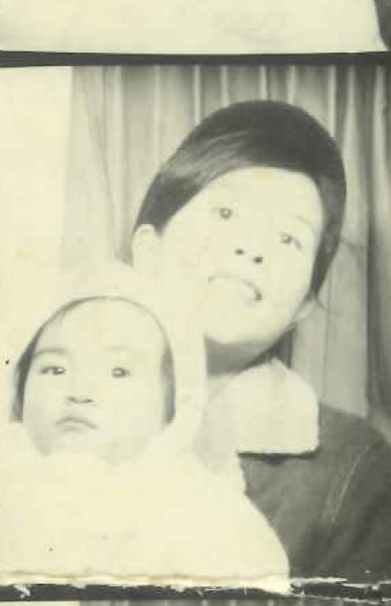 母の法子さんは赤ん坊の北原さんが可愛いあまりに、当時できたばかりの証明写真機で撮影したという