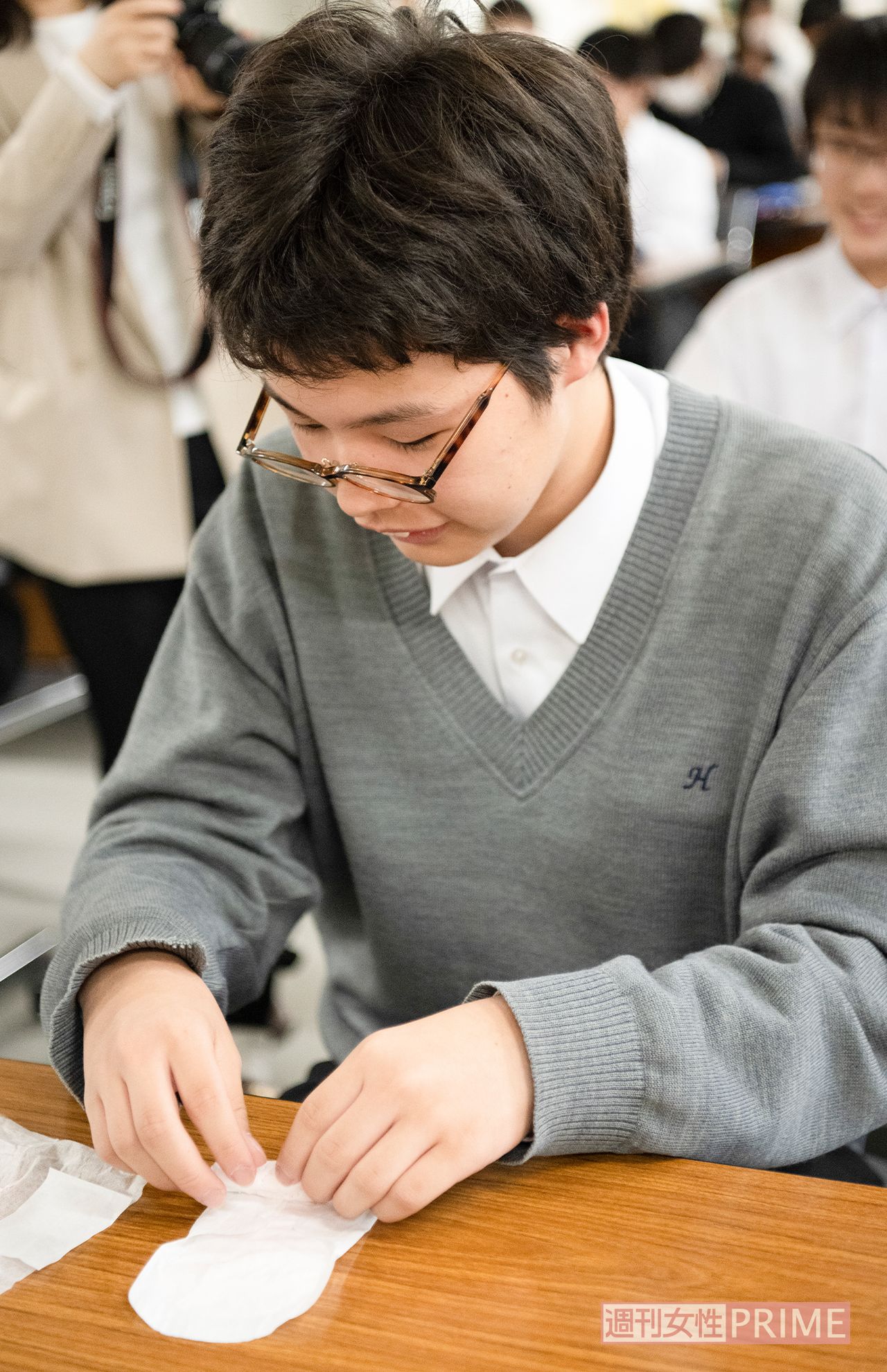 ナプキンを畳んで捨てるやり方を実践する場面も