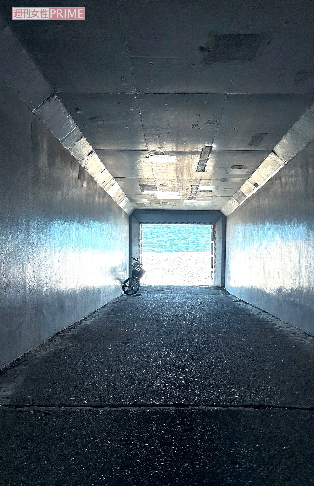 「海への扉」。先には砂浜が広がる　『60代 大人旅の愉しみと工夫』（主婦と生活社）より