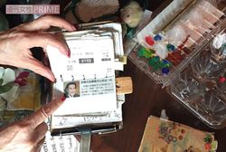 メモには新聞の切り抜きも。後ろはパレットがわりの卵のパック容器