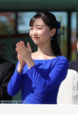 耳元には滋賀県草津の花“あおばな”を使用したイヤリグ