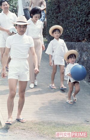 昭和43年8月、静岡・奥浜名湖に現在の天皇陛下と秋篠宮さまを連れられた上皇ご夫妻。