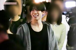 2025年5月、先輩としてひと足先に焼き肉店で撮影交渉をする『timelesz』松島聡。居合わせたお客さんと会話を楽しんだ