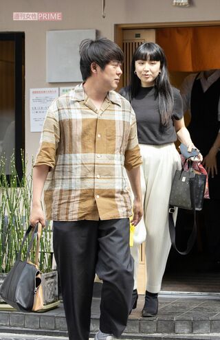 満足げに店を出る村本たち。リードする村本は6万円超のシャツを着用