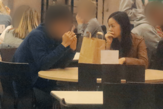 '17年9月、英国のリーズ大学留学中、大学の食堂で交際相手と囁かれた男性と談笑される佳子さま