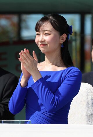 耳元には滋賀県草津の花“あおばな”を使用したイヤリグ