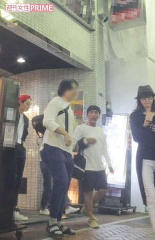 （左から）2回目の打ち上げ後の竜星、梶原、天海。会が終わった後も、名残惜しいのか固まって楽しげに話していた