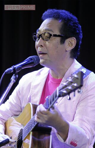 チャリティーコンサートを開催するなど精力的に活動するさだまさし