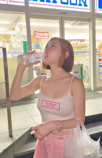 「No Sexual Service」と書かれたキャミソール姿で日本のコンビニを訪れたDJ SODA（本人のXより）