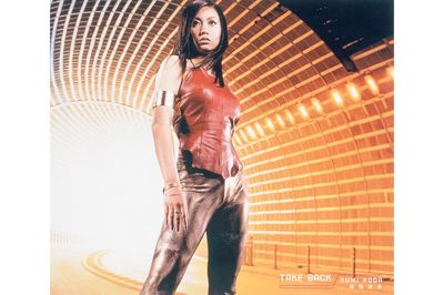 倖田來未。デビュー曲『TAKEBACK』ジャケット写真