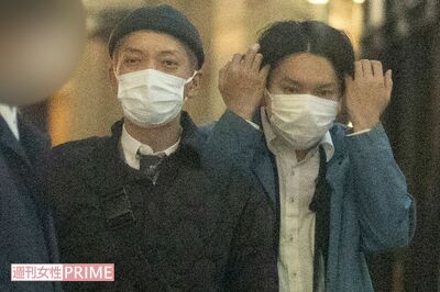 ニューヨーク嶋佐和也(左)と、髪を直すサンシャイン坂田光(右)