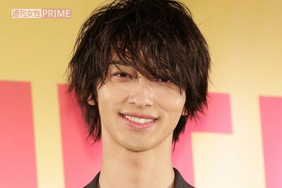 横浜流星が大井競馬場に登場で女性ファン殺到! “流星効果”で『うまたせ!』グッズ完売に東京シティ競馬…