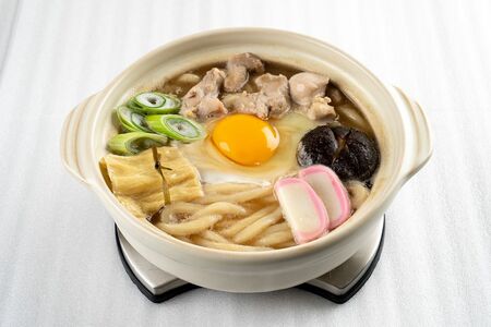 うどんを加えて煮込むだけでお店のような「鍋焼きうどん」が完成します。