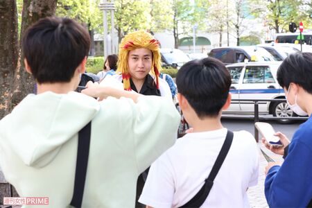 少年たちと写真撮影する煉獄コロアキ氏