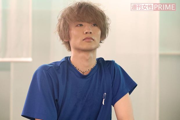 激しいエクササイズで乱れた髪がセクシーなTSUBASAくん