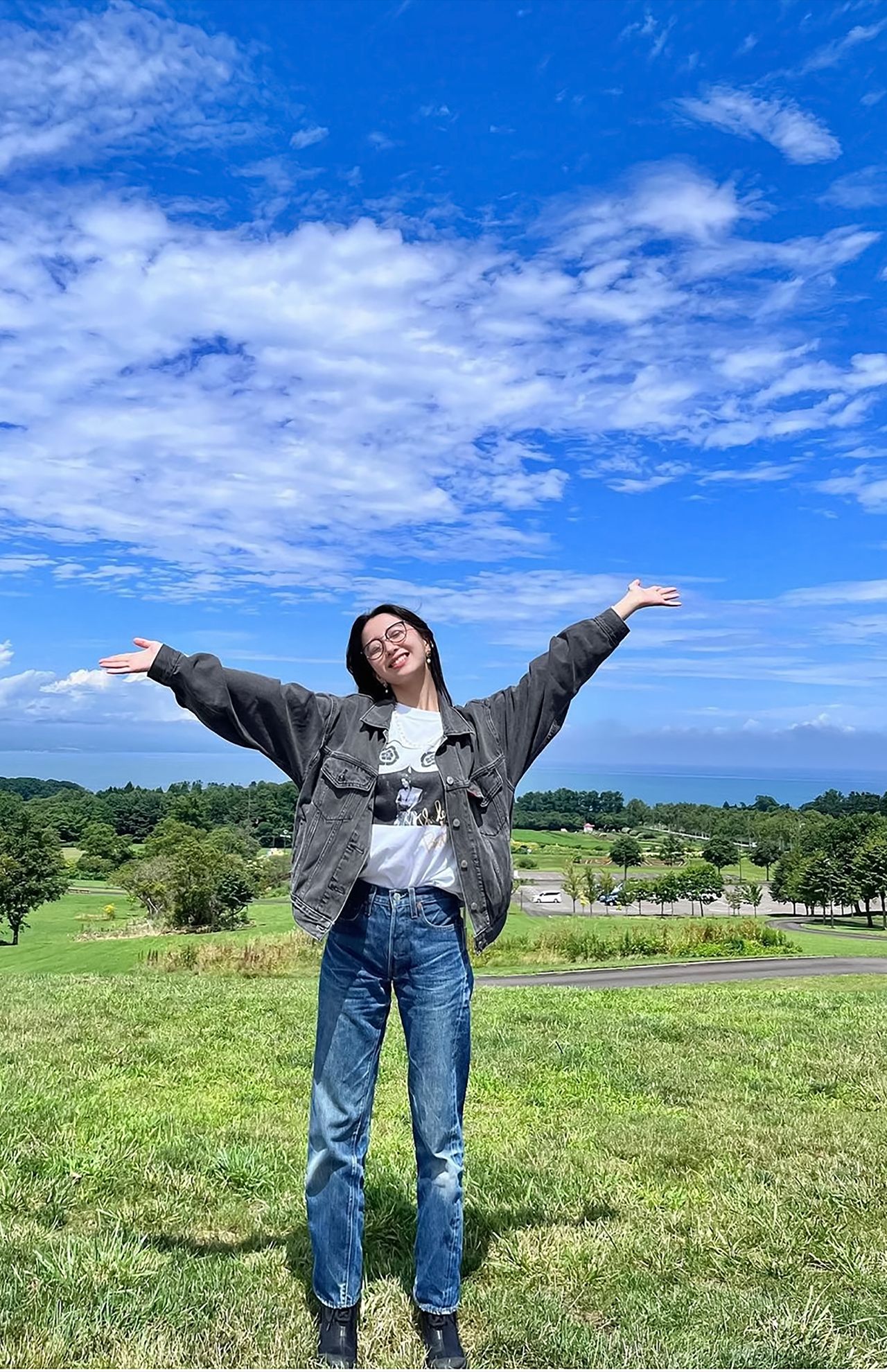 「ロックから生まれたグランジスタイルを2色のデニムアイテムを使ってナチュラルに着こなしていますね」（高はしさん）Cocomi公式インスタグラムより