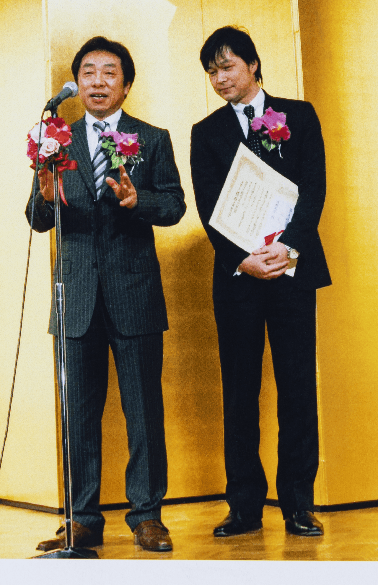 『情熱大陸』（毎日放送・TBS系列）が橋田賞を受賞。番組プロデューサーと授賞式に登壇した窪田さん（左）