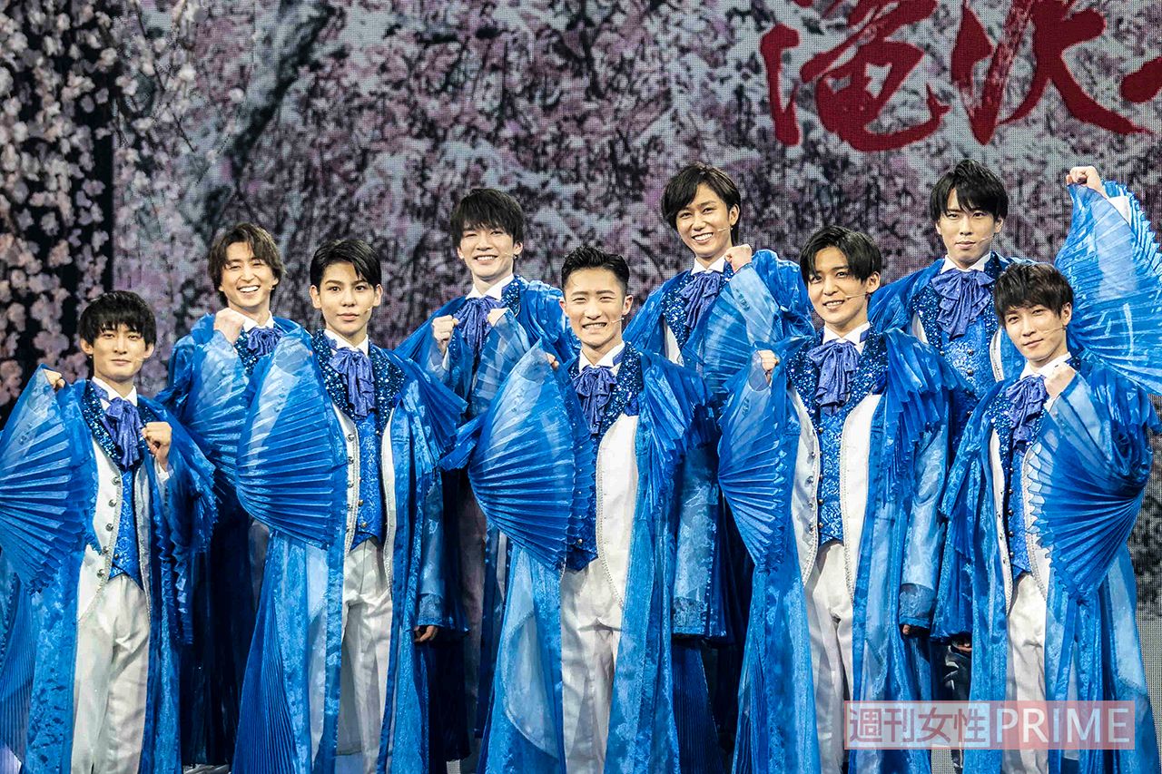 舞台の冒頭に降る大量の桜吹雪が、映画版に続き、医療従事者への感謝とエールの気持ちを込め、青い花びらに。これまでと変わらぬ歌舞伎メイクでのぞむ『五右衛門ZERO』のあと、約10トンの水を使ったダンスも披露　撮影／週刊女性写真班