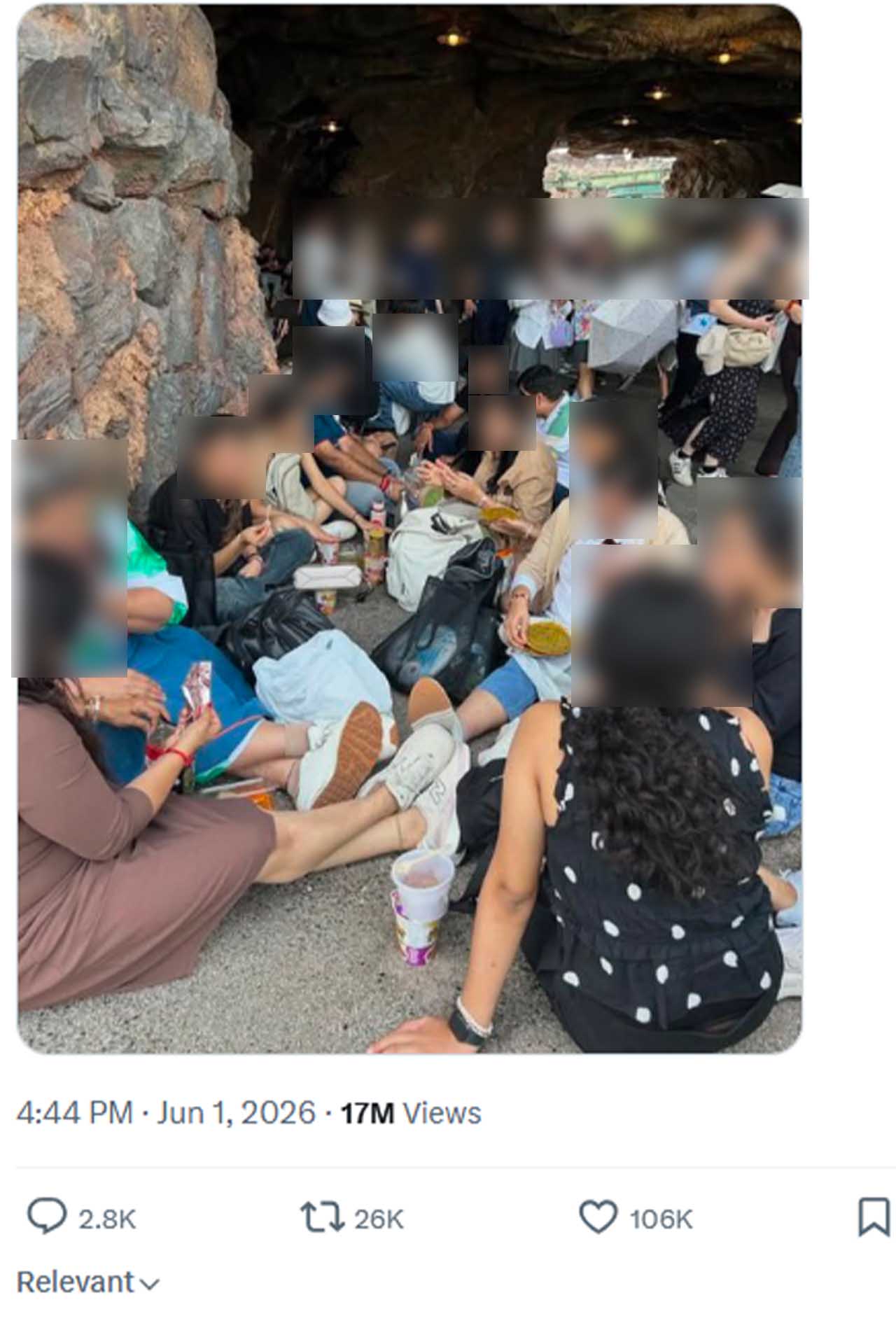 パーク内で地べたに座る外国人グループ（画像はXより）