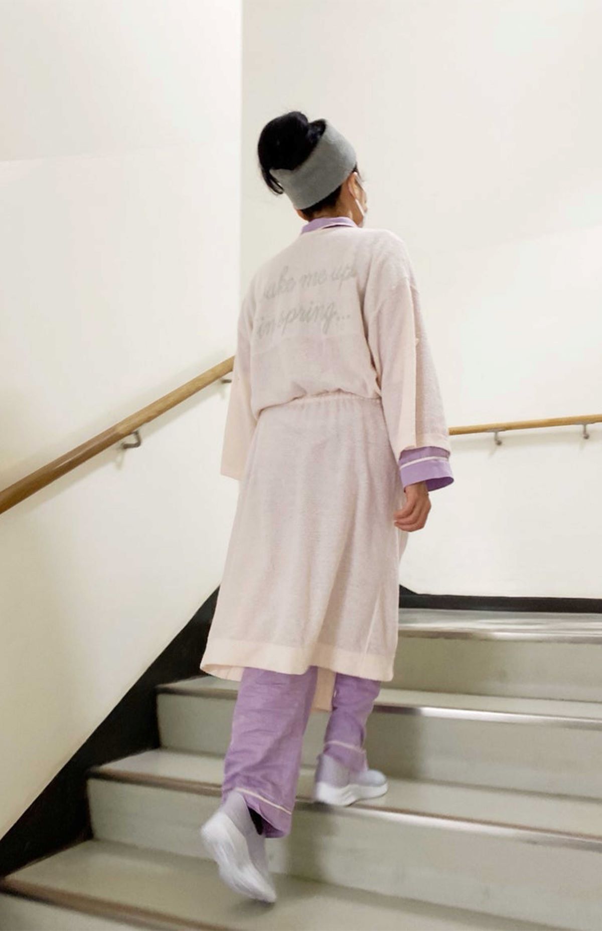 手術翌日からリハビリで8階の病室から1階まで階段を上り下り。「お顔はノーメイクなのでお見せできません（笑）」　写真／藤あや子さん提供