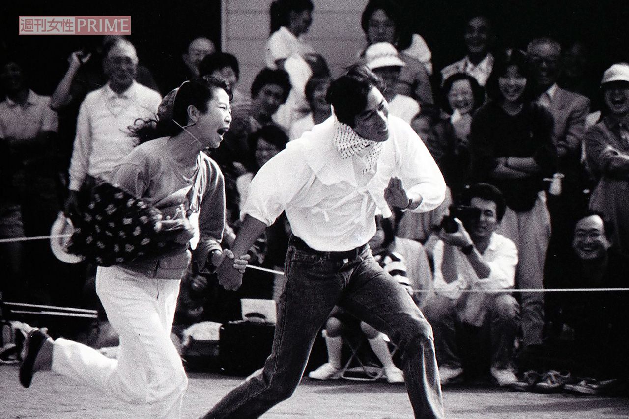 1990年10月、子どもの運動会に参加した明石家さんま