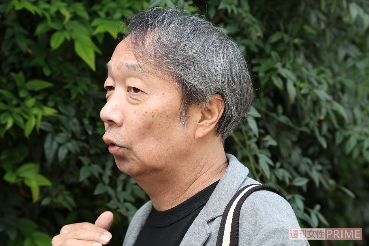 取材当日、放射線治療の副作用で喉がぷっくりと腫れていた見栄晴さん。「担当医に聞いていたので、これも想定内。痛くはないし、ぜんぜん平気なんです」　撮影／近藤陽介