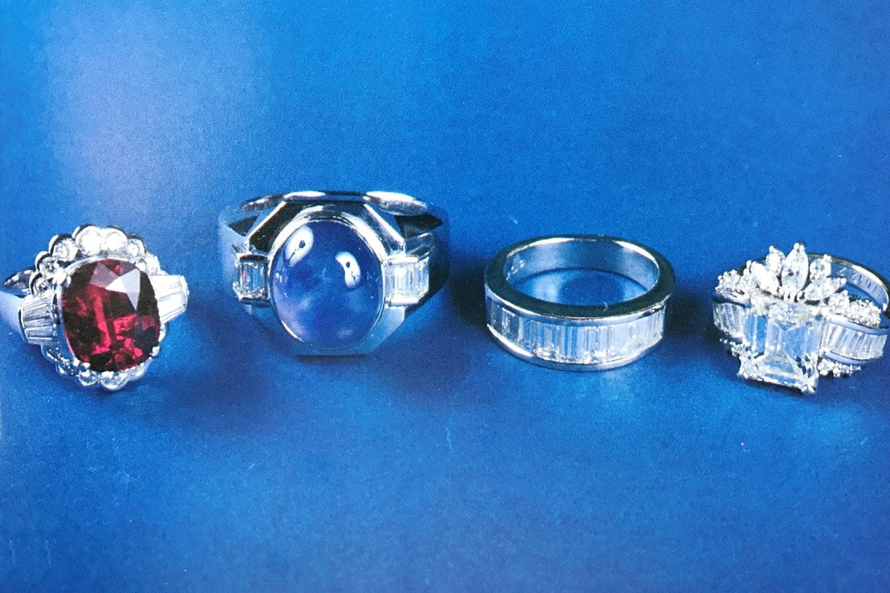 「かつて夫婦であった証です」と、まき子夫人。婚約指輪にペアの結婚指輪、結婚1周年を記念して裕次郎さんから贈られたという指輪の4点が初お目見え　写真提供／日活、石原プロモーション