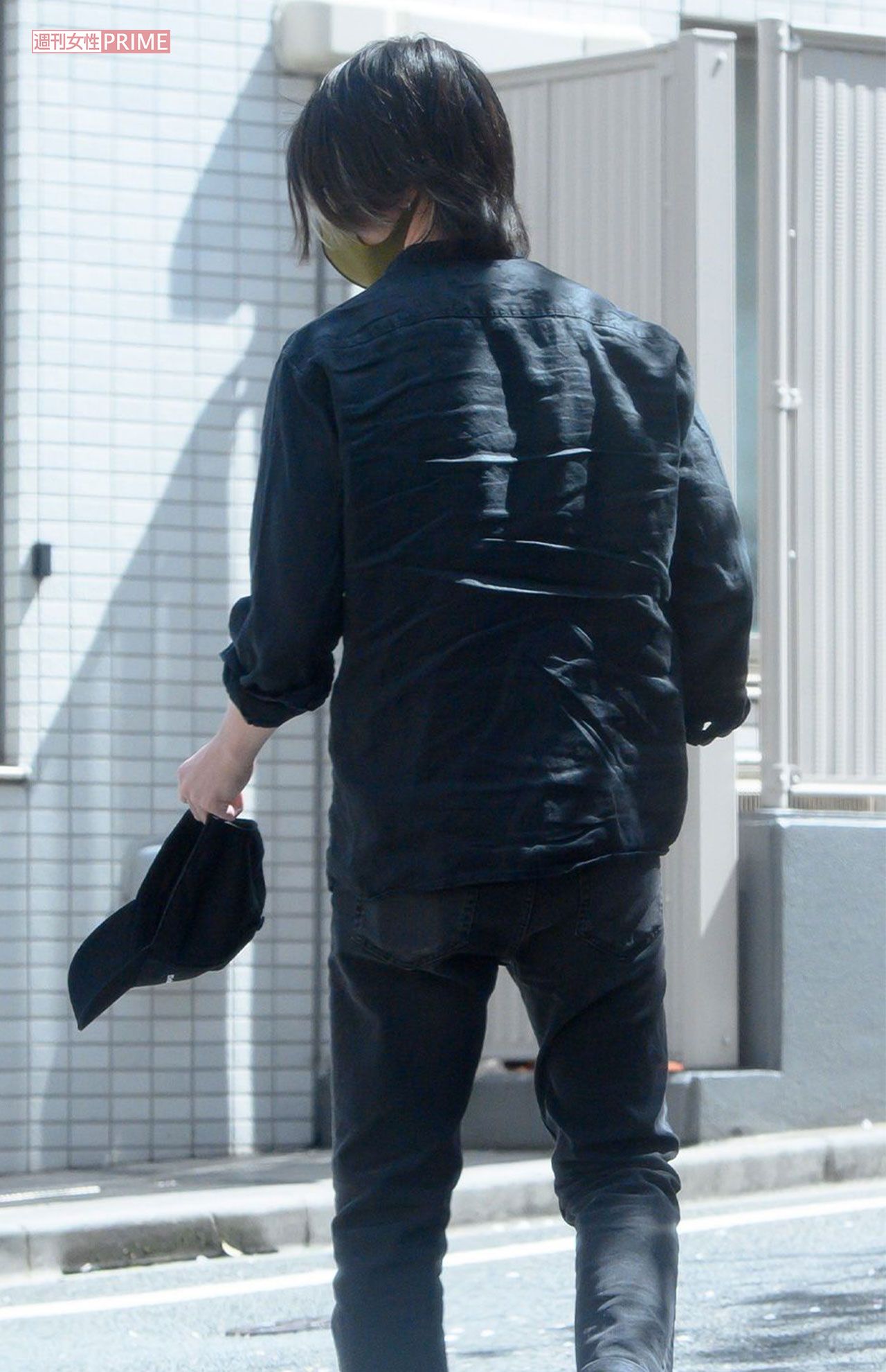 3月下旬、都内を歩く山下智久