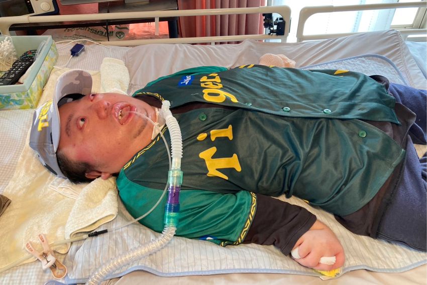 26歳、大阪生まれの新居優太郎さん。出産時のトラブルにより、脳へ送られる酸素や血液が不足する「低酸素虚血性脳症」を発症。現在も身体を自由に動かすことができず、意思疎通はまばたきで行っている