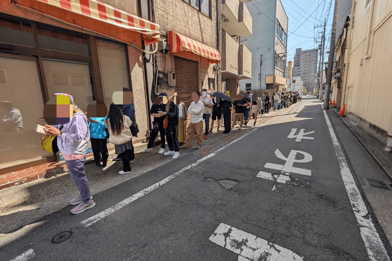 店は開店前から大行列に