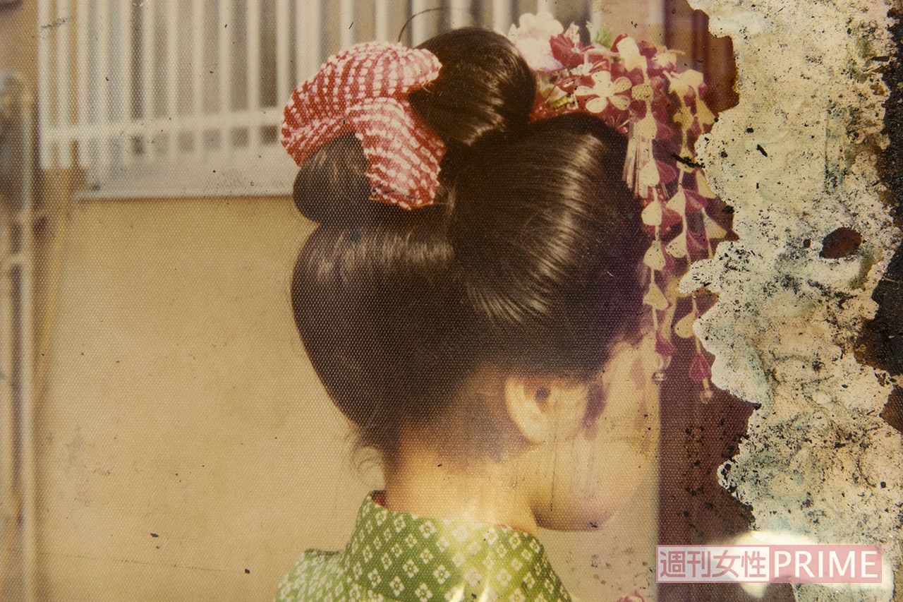 焼け跡から見つかった家族の思い出写真。中には一部焼けているものも