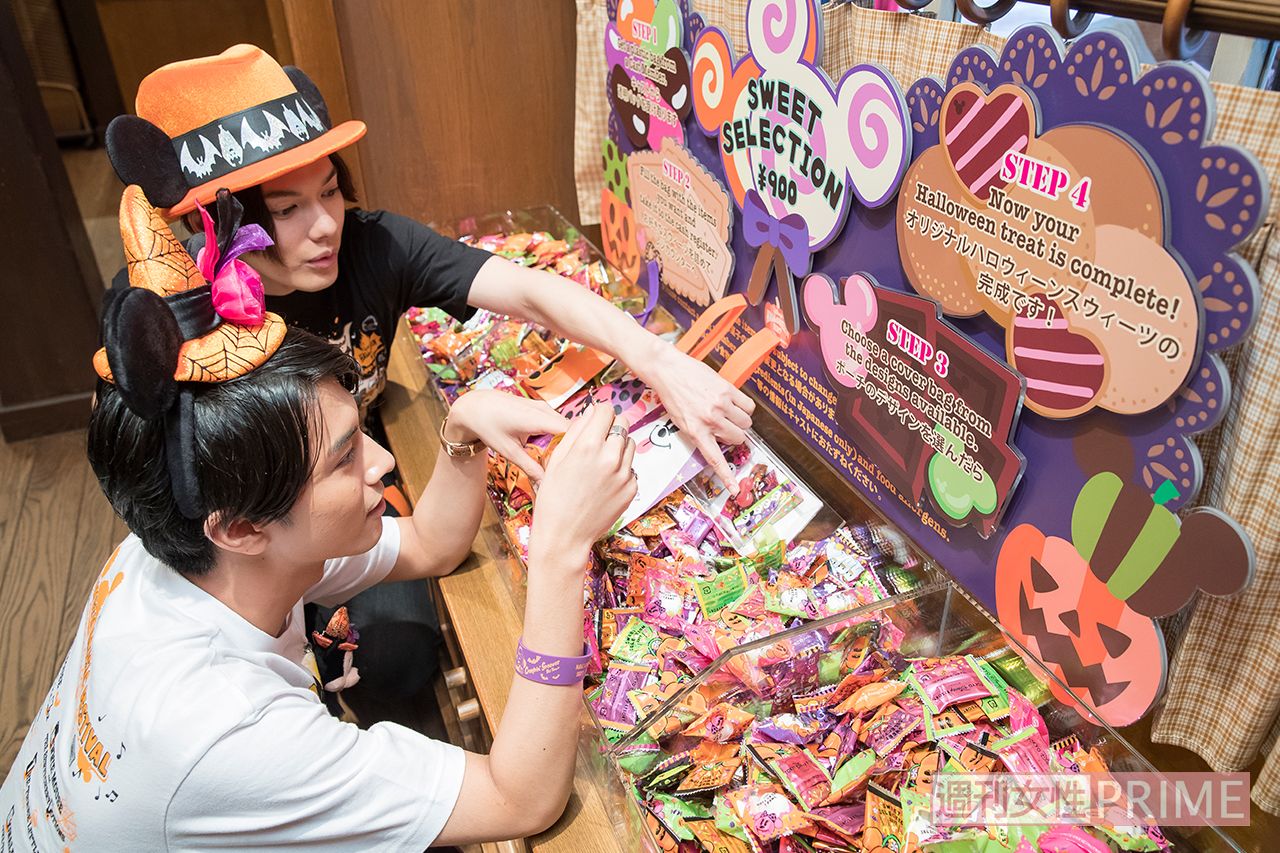 「マシュマロばっかり入れてない？」（崎山）、「だって好きなんだもん」（中尾） 撮影／廣瀬靖士 (c)Disney