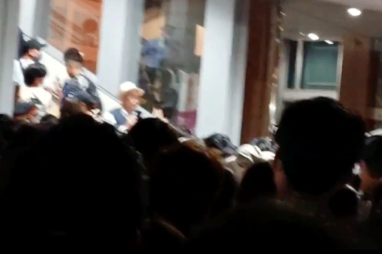 8月11日に京都府亀岡市で開催された「保津川市民花火大会」では駅に大量の人が押し寄せて（Twitterより）