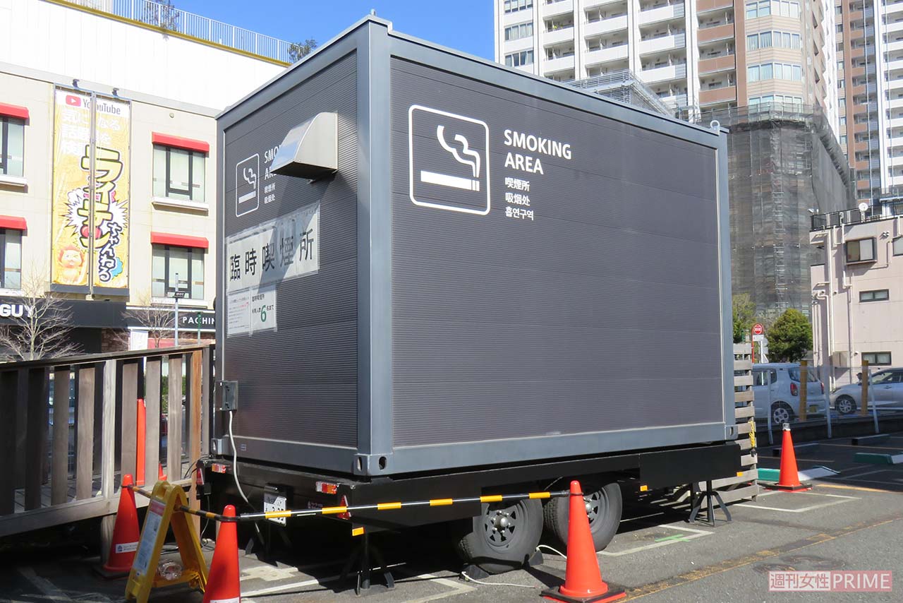 三鷹駅北口に設置されたトレーラー型喫煙所