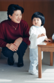 2003年、1歳の愛子さま。雅子さまが優しく見守られ、ほほえましいワンシーンが写された(提供/宮内庁)