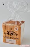 SEVENPREMIUM『低温長時間発酵しっとり食パン』(武蔵野フーズ127円) 撮影/山田智絵
